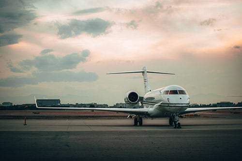 Fotograf: Jakob Rosen
Bildbyrå: Unsplash Ett flygplan på marken